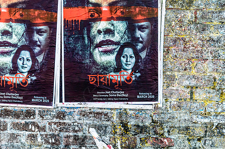 电影标识孟加拉语 Tollywood 印度电影海报在城市街道的旧砖墙上 加尔各答 西孟加拉邦 印度 南亚太地区 2020 年 3 月手工背景