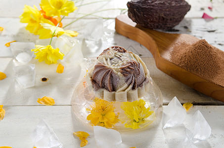 黄色小蛋糕秋月蛋糕节日文化庆典灯笼月亮巧克力蛋黄盘子黄色甜点背景
