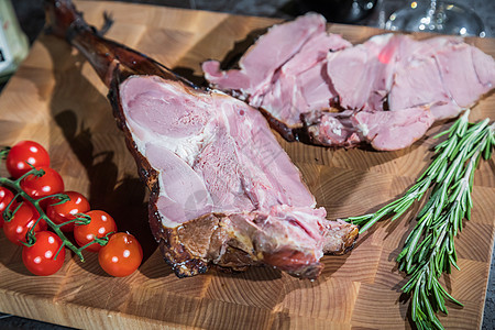 用刀在木板上用刀子抽的羊腿餐厅油炸蔬菜白色食物迷迭香木头牛肉盘子美食图片