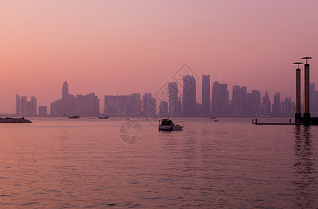 传统三角帆船起重机反射首都海湾独桅日落商业天空景观建筑学图片