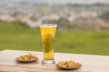 啤酒和花生酒吧饮料啤酒厂琥珀色庆典酒精生活餐厅工艺午餐图片