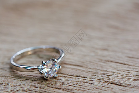 钻石戒指 有复制空间的木板木上的结婚戒指圆圈订婚宏观木头钻戒庆典桌子新娘结婚戒指调子图片