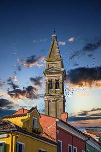 布拉诺多彩色家园的教堂塔图片