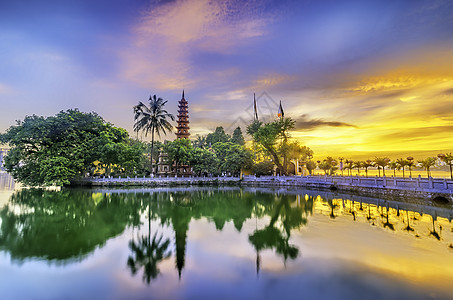 Tran Quoc 宝塔下午在越南河内 这座塔位于西湖东南岸附近的一个小岛上 这是河内最古老的佛教寺庙和旅游胜地市容反射遗产首都图片