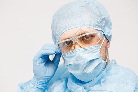 戴面具的医生特写 医用器材 一名医生佩戴个人防护设备 包括面罩 护目镜和防护服 以保护 COVID19 冠状病毒感染危害研究员女图片