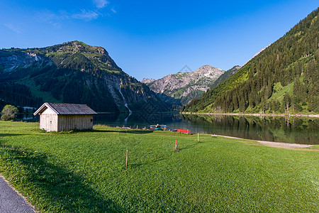 在美丽的坦海姆山谷中徒步旅行和攀登高山蓝色全景农村铁索娱乐路线运动伤痛草地图片