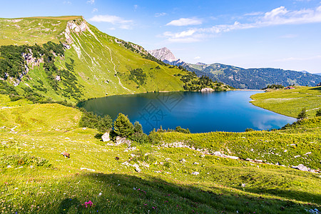 在美丽的坦海姆山谷中徒步旅行和攀登山地行蓝色运动伤痛顶峰假期外表冒险地标草地图片