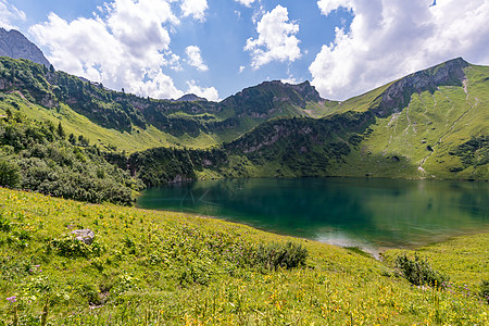 在美丽的坦海姆山谷中徒步旅行和攀登全景风险高山假期冒险攀岩地标外表农村娱乐图片