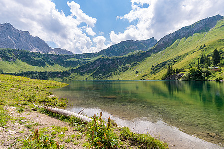 在美丽的坦海姆山谷中徒步旅行和攀登顶峰草地全景冒险铁索外表高山攀岩风险路线图片