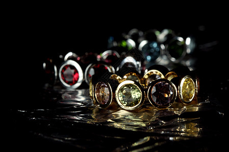 锡粉上宝石宝石的珠宝戒指金子矿工团体胸针金属奢华展示微光钻石图片