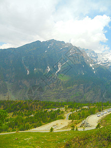 享受探险运动绿色风景天空岩石树木旅行山脉爬坡全景风光图片