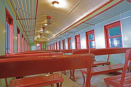 具有古老历史的旧列车 配有回型木制客用座椅 我乘客扇子车辆旅行椅子窗户铁路天花板座位火车图片