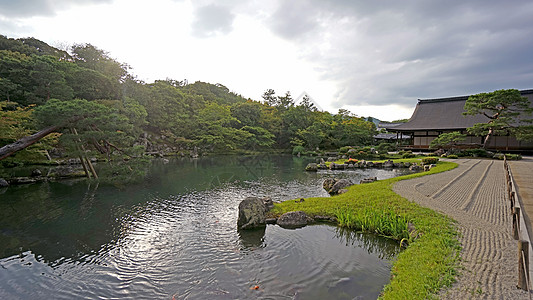 日本花园日本的古老建筑 湖泊 山丘 京都十六园背景