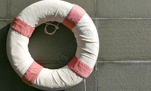 游泳池附近的红白救生船城市圆圈帮助安全酒店建筑学救命稻草白色红色图片