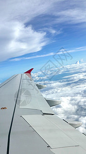 蓝天云形背景和飞机机翼自由旅行运输天堂环境多云翅膀蓝色天际白色背景图片