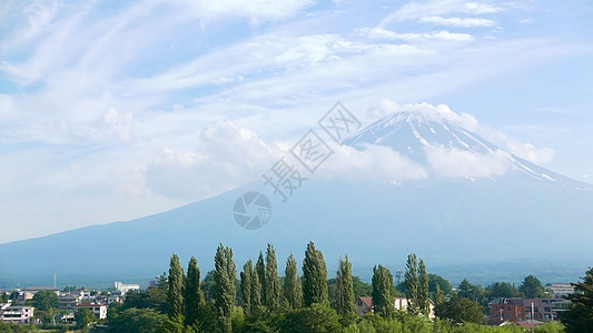 日本藤山山 湖和蓝天空 云彩优美天空新生活公园文化季节山峰土地地方蓝天爬坡图片