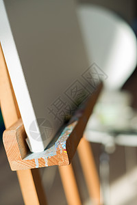 艺术简便板的一部分 在柔软模糊的背语中刷牙创造力调色板画架帆布画笔绘画艺术家爱好工作室画家图片