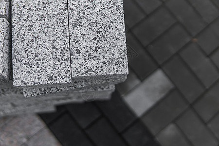 路面鹅卵石堆在街上 用于人行道施工的混凝土或花岗岩灰色方形路面板 工业制造或建筑概念 建材建筑学石头铺路维修正方形水泥城市地面岩图片