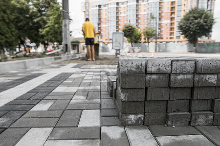 路面鹅卵石堆在街上 用于人行道施工的混凝土或花岗岩灰色方形路面板 工业制造或建筑概念 建材材料街道岩石地面建筑学正方形城市平板水图片