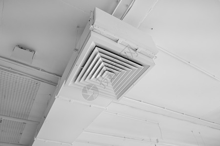 大型建筑物天花板上的通风系统 新建筑天花板上悬挂着银色绝缘材料的通风管暖通工厂工程护发素空气发泄技术金属冷却管道背景图片