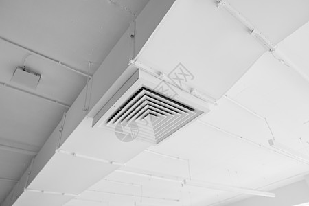 大型建筑物天花板上的通风系统 新建筑天花板上悬挂着银色绝缘材料的通风管冷却空气暖通金属网络建筑学安装冷气机技术工厂图片