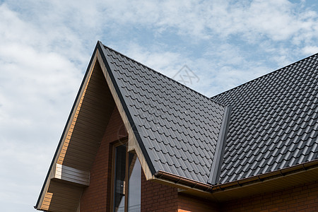 覆盖有瓷砖效果 PVC 涂层棕色金属屋顶板的现代屋顶住宅天空建筑橙子黏土平铺制品建筑学床单技术图片