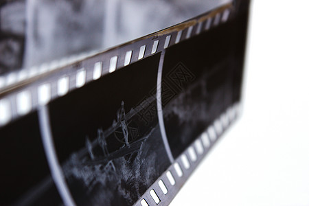 在螺旋的老黑白影片在白色背景 老复古片 非常老的黑白电影工作室边界照片娱乐胶卷摄影师体重模拟摄影艺术图片