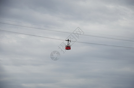 西班牙巴塞罗那上空的红色有线车厢 红色电缆车技术天线天堂访问地平线服务全景旅游天空建造图片