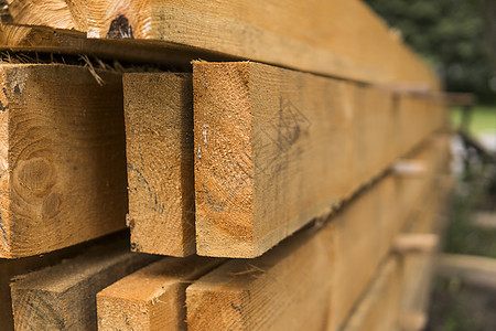 木制面板存放在一个工业仓库外 储存在金属悬架上 用于建筑和建筑团体木材木头镶板生产车厢硬木床单构图店铺图片