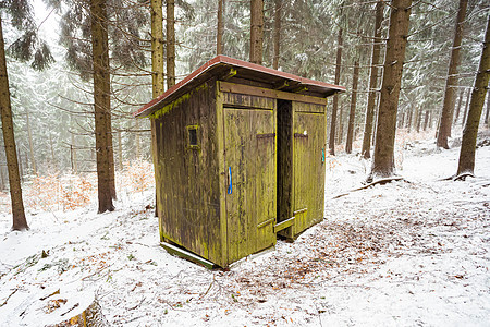 冬季覆盖的森林积雪中的木木小屋图片