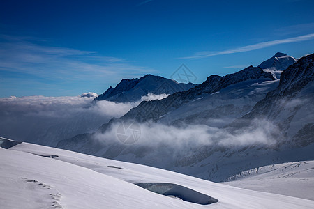 君佛朗乔  在山上山峰太阳天空旅行直升机山脉假期冰川岩石石头图片