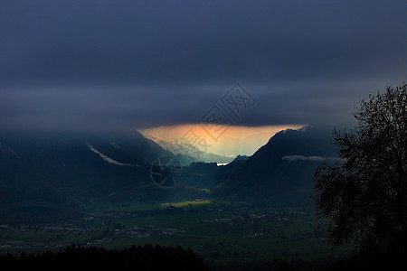 和阿尔卑斯山的松树场景天堂戏剧性光束日光薄雾爬坡天空太阳山脉图片