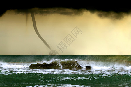 恶劣天气和风暴与风吹在海面上 海洋上的龙卷风危险戏剧性波浪气象荒野力量曲线旅行飓风阴霾夏天高清图片素材