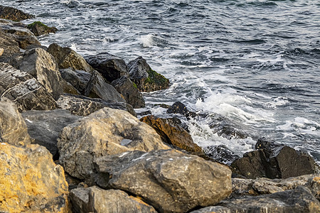 大海风景背景和壁纸的自然大海观圆形石头屏幕波浪海面天气海岸线天空阳光晴天沿海背景