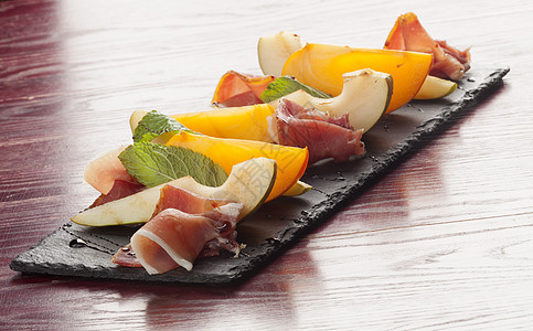 Parma 火腿和蔬菜开胃菜沙拉薄荷火炉橙子美食自助餐水果食物柿子熏制图片