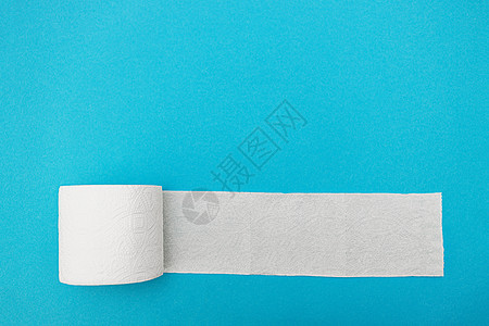 蓝色背景的一卷白马桶纸 从上面查看 复制空间库存洗手间注意力床单倾斜卫生恐慌赤字卫生间屁股图片