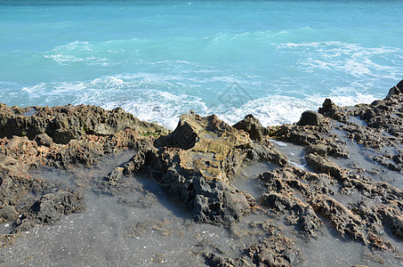 海水和海浪 在海边蓝色海滩岩石海岸海洋波浪图片
