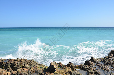 海水和海浪 在海边海岸岩石海洋蓝色波浪海滩图片