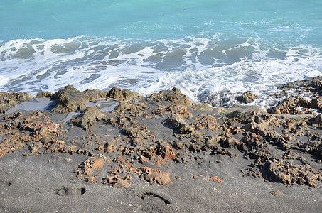 海水和海浪 在海边海滩海岸波浪海洋蓝色岩石图片