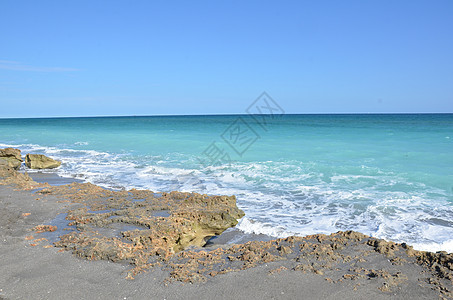 海水和海浪 在海边海滩岩石蓝色海岸波浪海洋图片