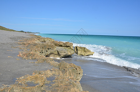 海水和海浪 在海边蓝色岩石海洋波浪海岸海滩图片