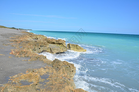 海水和海浪 在海边海洋波浪海滩蓝色岩石海岸图片