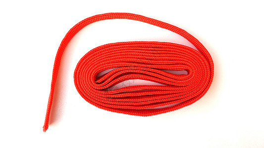 红色的制造绳子折叠在卷圈里 白色背景的红色绳子细绳织物安全棉布电缆材料卷曲编织线圈羊毛图片