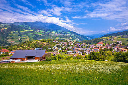 Dolomites 古东的伊德利克高山村建筑和土地城市村庄喷泉旅行堡垒场景高山地标天空蓝色图片