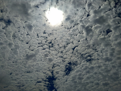 白软背景的蓝天空气氛天空晴天云景蓝色天气墙纸气候地平线日光图片