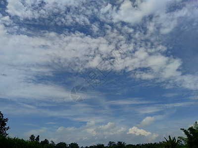 白软背景的蓝天空天堂阳光气候全景蓝色地平线墙纸天气晴天环境图片