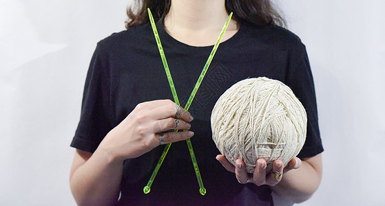 编织针头和缝线球被黑衣女子所握女性身体家庭皮肤乐器艺术女士工艺针线活手指图片