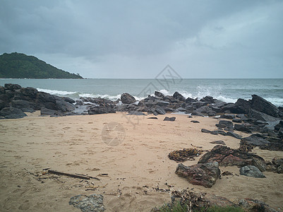 暴风雨过后海滩上的岩石危险冲浪全景游客海浪海景风景海湾戏剧性风暴图片