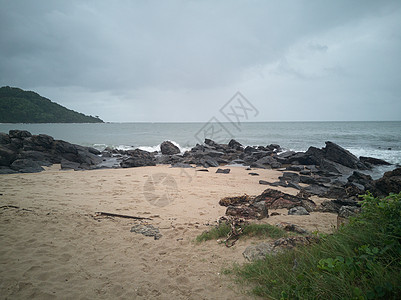 暴风雨过后海滩上的岩石危险风暴全景海湾飓风力量海浪地标天空冲浪图片