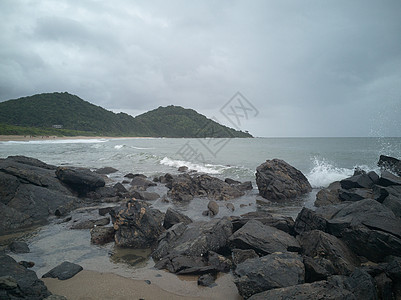 暴风雨过后海滩上的岩石海洋风景游客力量全景天气海浪戏剧性海景蓝色图片
